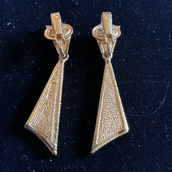 Vintage D’orlan gold plated 1.5” clip earrings with mini gemstones and pearls - Picture 6 of 8